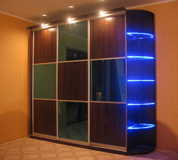 Шкаф-купе с квадратным декором и подсветкой