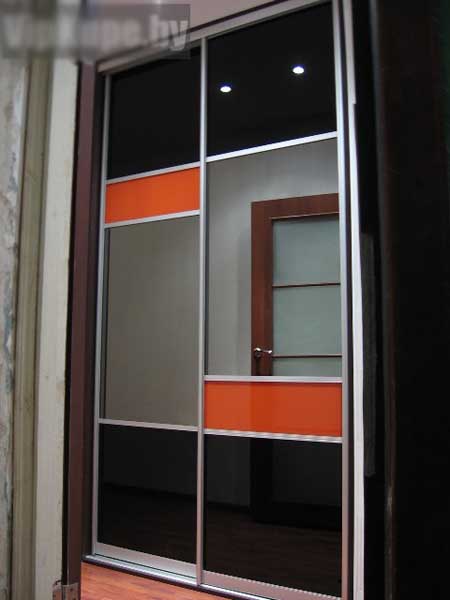 Шкаф-купе с прямоугольными оранжевыми вставками