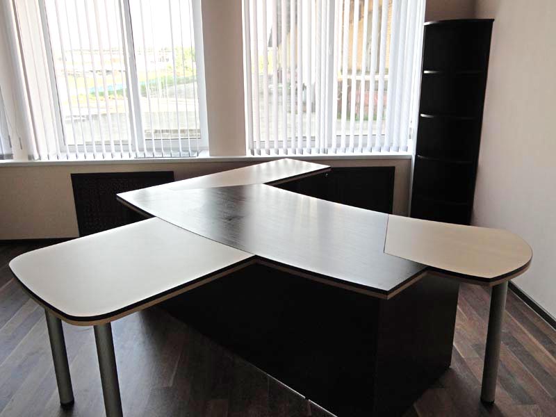 Стол с контрастным дизайном и офисный шкаф
