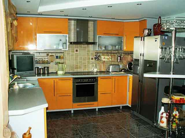 Угловая кухня оранжевого цвета