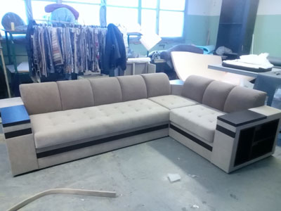 Угловой диван с каретной стяжкой