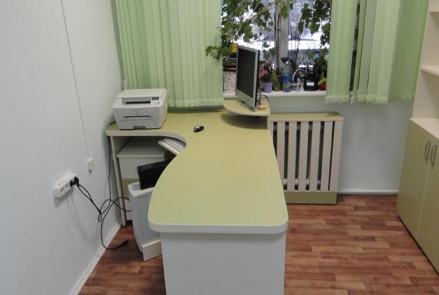 Угловой офисный стол с подставкой для монитора